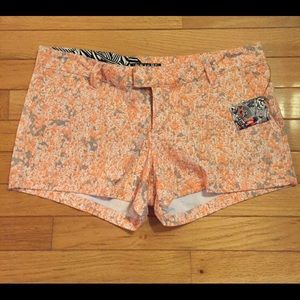 WOMENS VOLCOM SHORTS SIZE 7 NWT